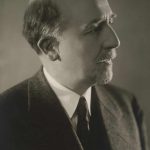 Sextil Pușcariu (1877-1948) român ardelean, filolog, lingvist, studiază la Lipsca, Paris și Viena, profesor la Universitatea din Viena, unde deschide un seminar de limbă română, profesor la Universitatea din Cernăuți (1904-1918), a fost unul dintre organizatorii mișcării românilor din Bucovina, Transilvania și Ungaria, membru al Consiliului Național Român din Bucovina, ales vicepreședinte, delegat la Congresul General al Bucovinei din 28 noiembrie 1918 care a votat Unirea Bucovinei cu România. A fost printre fondatorii publicației „Glasul Bucovinei” care a expus doleanțele românilor bucovineni. A fost delegat al României la Societatea Națiunilor (1922-1925), membru al Academiei Române, autor al Atlasului lingvistic român.